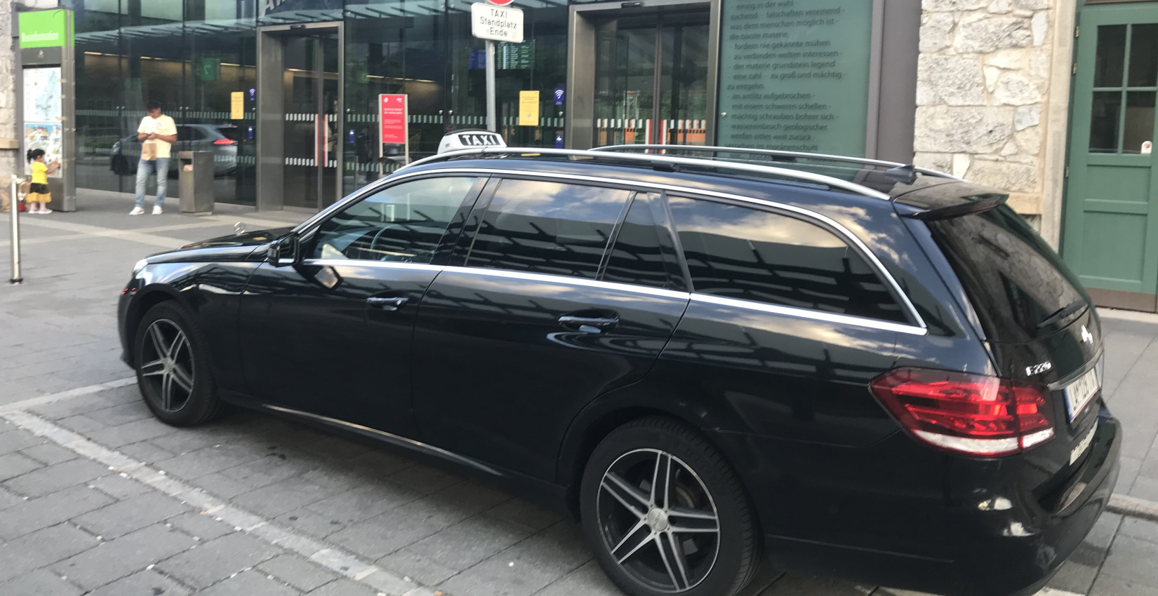 Fotograf: Tarek Ghannam, dieses Foto zeigt taxi-landeck.tirol am Bahnhof von Landeck in Tirol an.