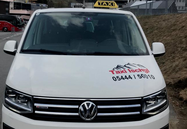 Fotograf: Tarek Ghannam, dieses Foto zeigt taxi-landeck.tirol am Bahnhof von Landeck in Tirol an.